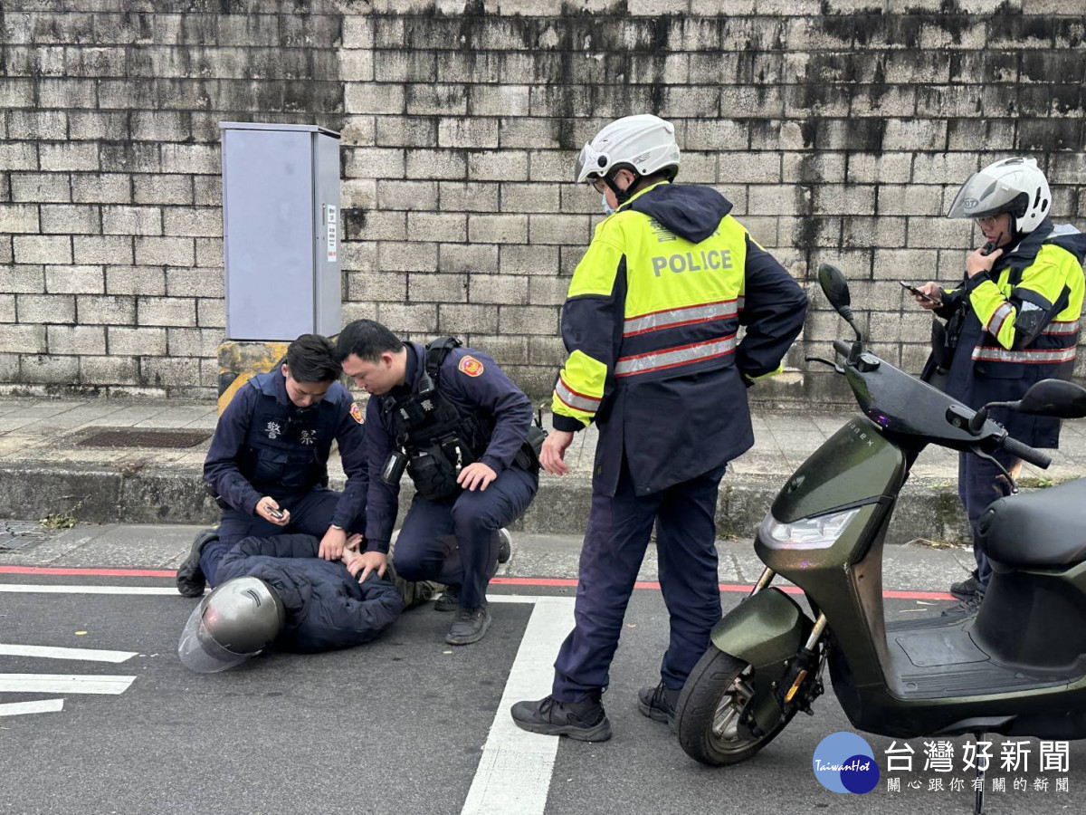 八德警攜手銀行演練防搶應變。