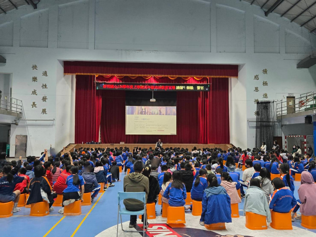 中壢警攜手新明國小法治教育，扎根法治與交通安全觀念。