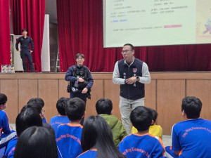 中壢警攜手新明國小法治教育，扎根法治與交通安全觀念。