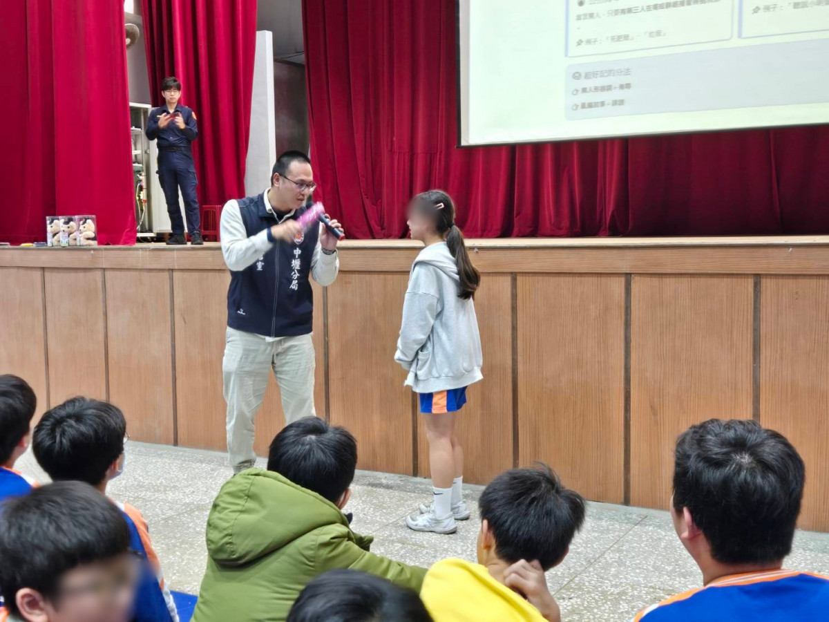 中壢警攜手新明國小法治教育，扎根法治與交通安全觀念。