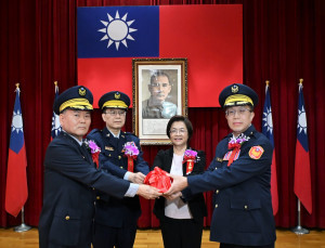 彰化縣警察局卸、新任局長交接，陳明君榮陞警政委員、陳世煌接棒守護治安。圖／彰化縣政府提供
