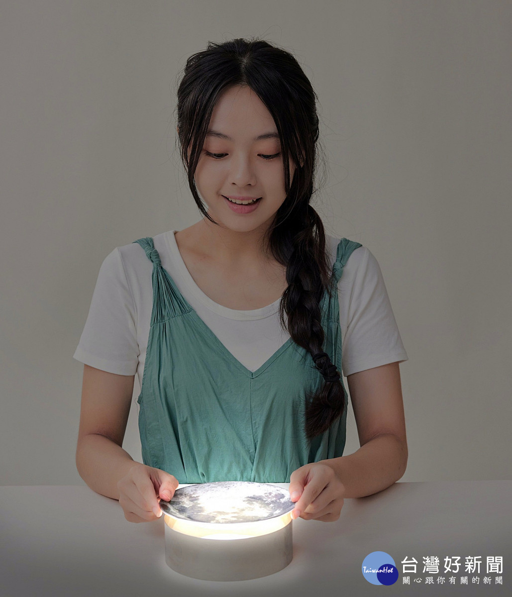 元智大學陳彥彰老師以其創意作品《月光盤》獲英國世界前瞻設計獎（WFDA）季度最大獎