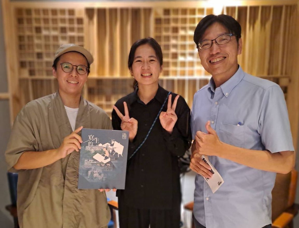 《寫生的故事》策展人黃裕元(右)與張育君(左)接受作家李屏瑤(中)Podcast節目 《違章女生》專訪。