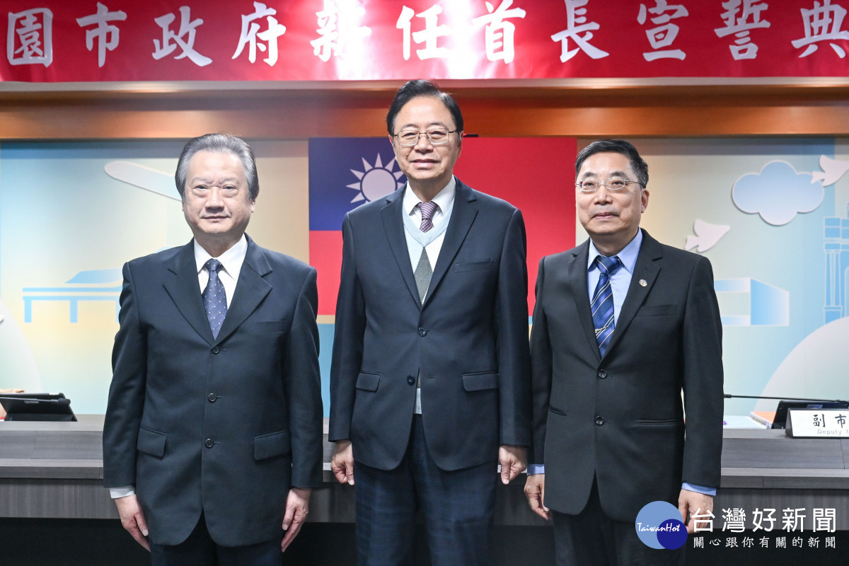 張市長與新任主計處長蔡進滿及政風處長廖常新合影。<br />
<br />
