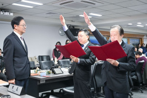 主計處長蔡進滿及政風處長廖常新宣誓。