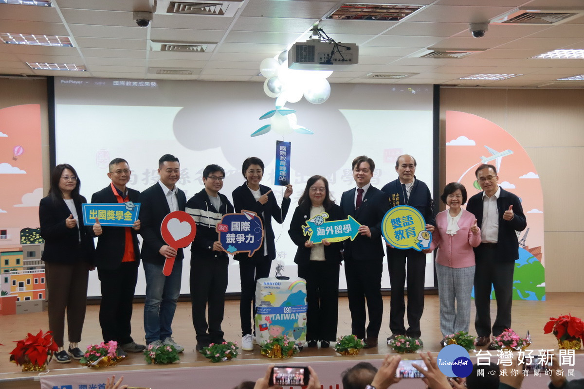 許縣長王處長等揭開成果展儀式。（記者扶小萍攝）