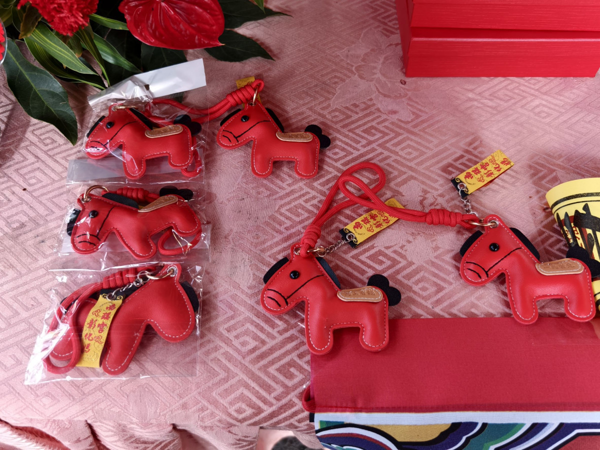 信眾捐香油錢1千元可獲贈限量的南瑤宮入火紀念馬年吊飾1只。圖／彰化市公所提供