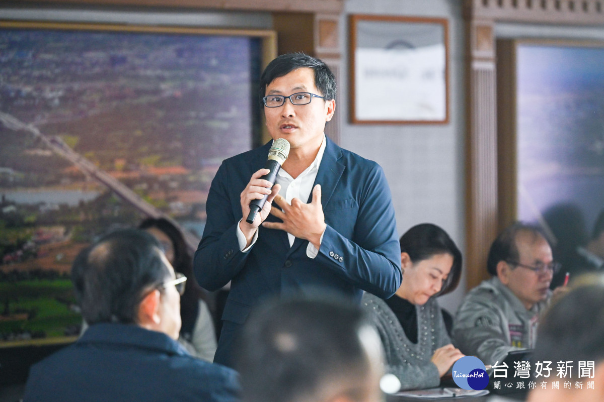 獲日本「米．食味分析鑑定競賽」金賞的青農陳士賢說明。