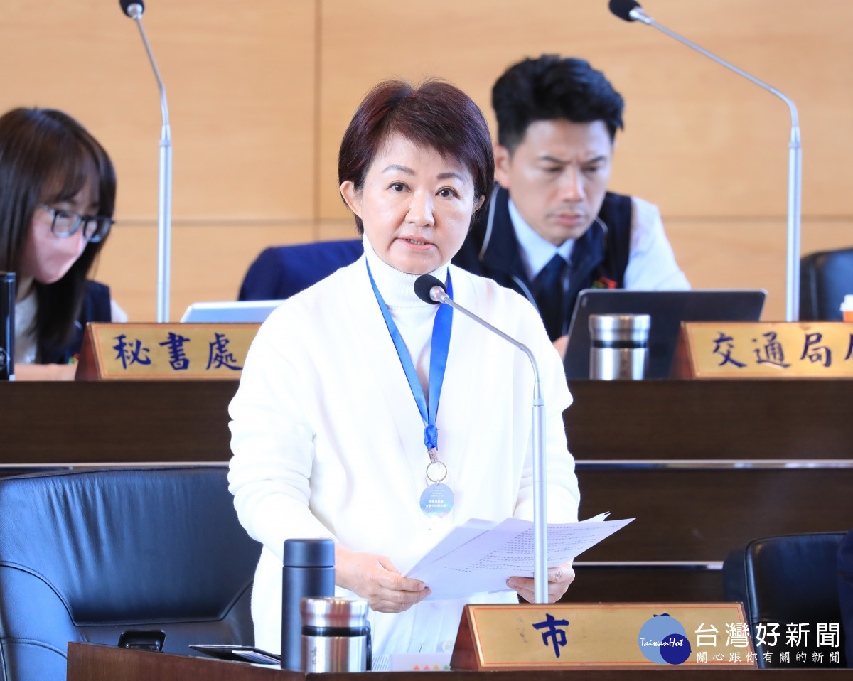 市長盧秀燕在議事堂回應普發現金議題