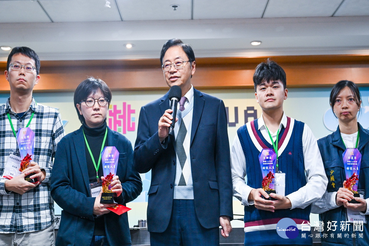 桃園市長張善政致詞肯定「114年度推動智慧桃園績優人員」。