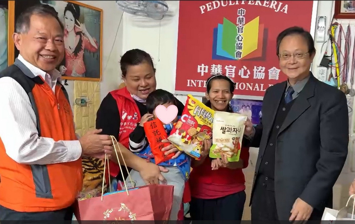 郭檢察長與吳主委送補償金並關懷寶寶生活及復健情形。（南投地檢署提供）