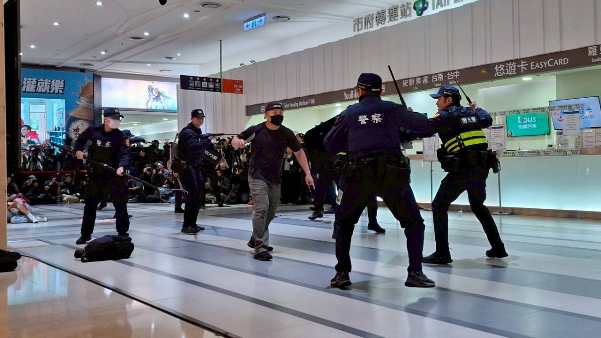 為強化緊急應變能力，台北捷運公司與台北市府警消等相關單位，於去（2025）12月26日，在北捷市政府站及市府轉運站舉行高強度無差別攻擊危安演練。（圖／台北大眾捷運股份有限公司提供）