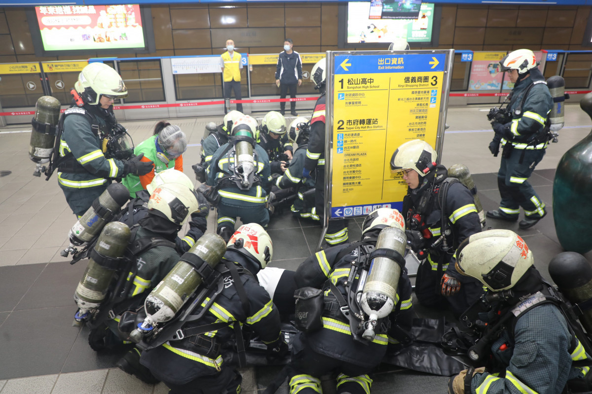 為強化緊急應變能力，台北捷運公司與台北市府警消等相關單位，於去（2025）12月26日，在北捷市政府站及市府轉運站舉行高強度無差別攻擊危安演練。（圖／台北大眾捷運股份有限公司提供）