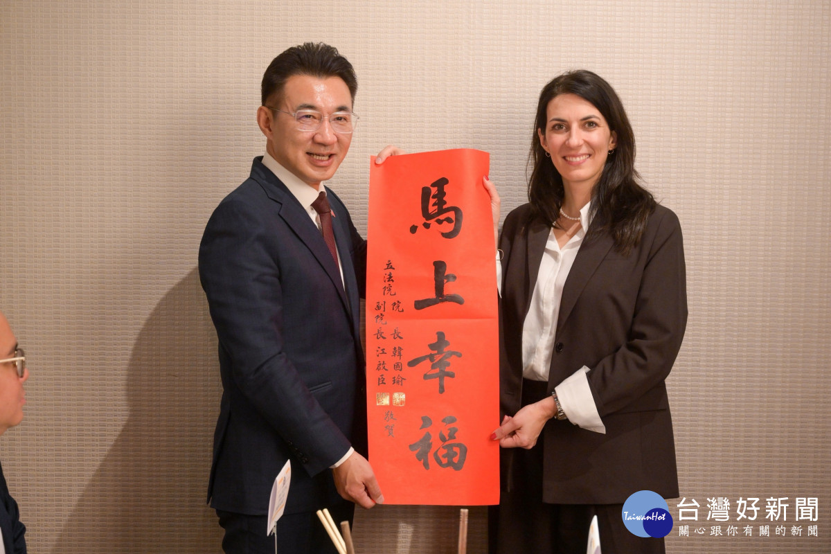 江啟臣致贈「馬上幸福」春聯給艾達莫娃。