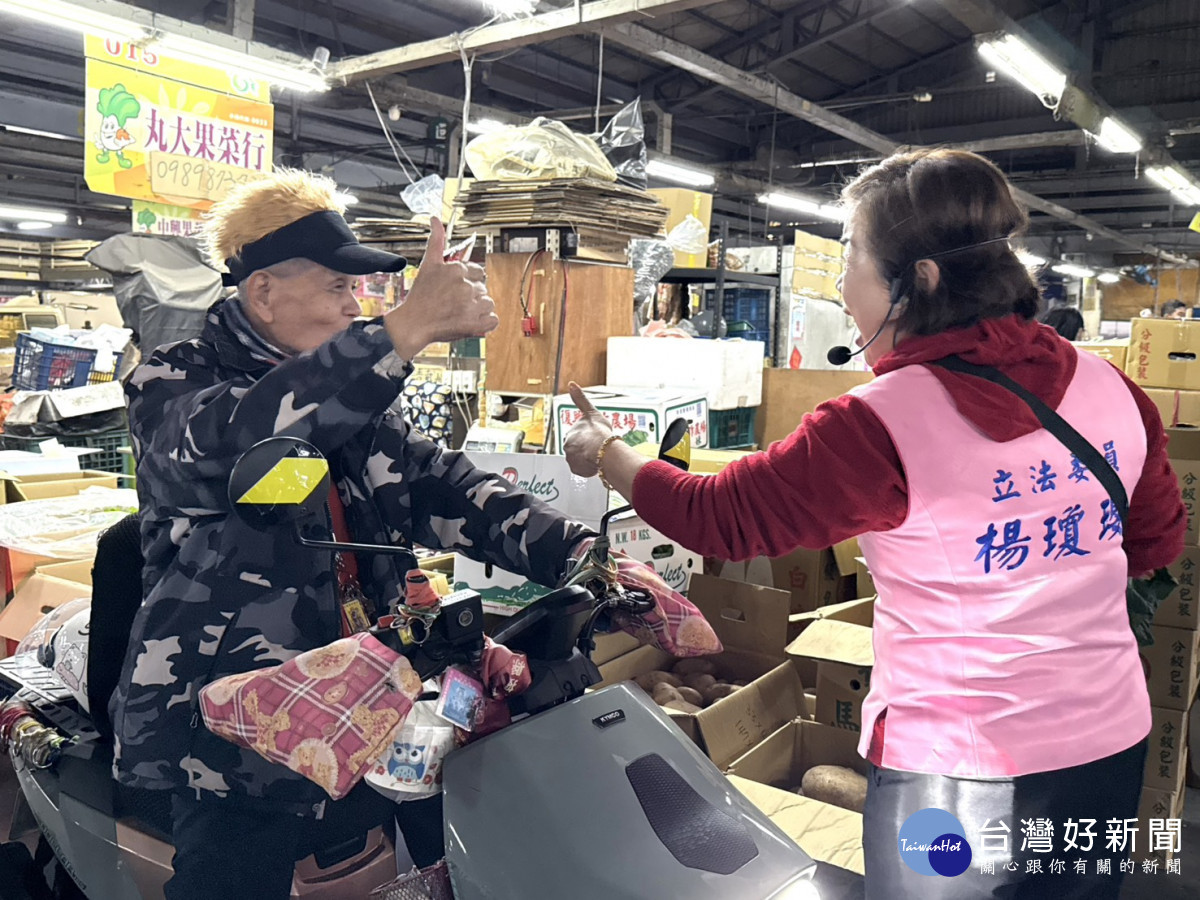 國民黨立委楊瓊瓔走訪台中果菜市場向攤商、行口懇託拜票。