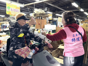 國民黨立委楊瓊瓔走訪台中果菜市場向攤商、行口懇託拜票。