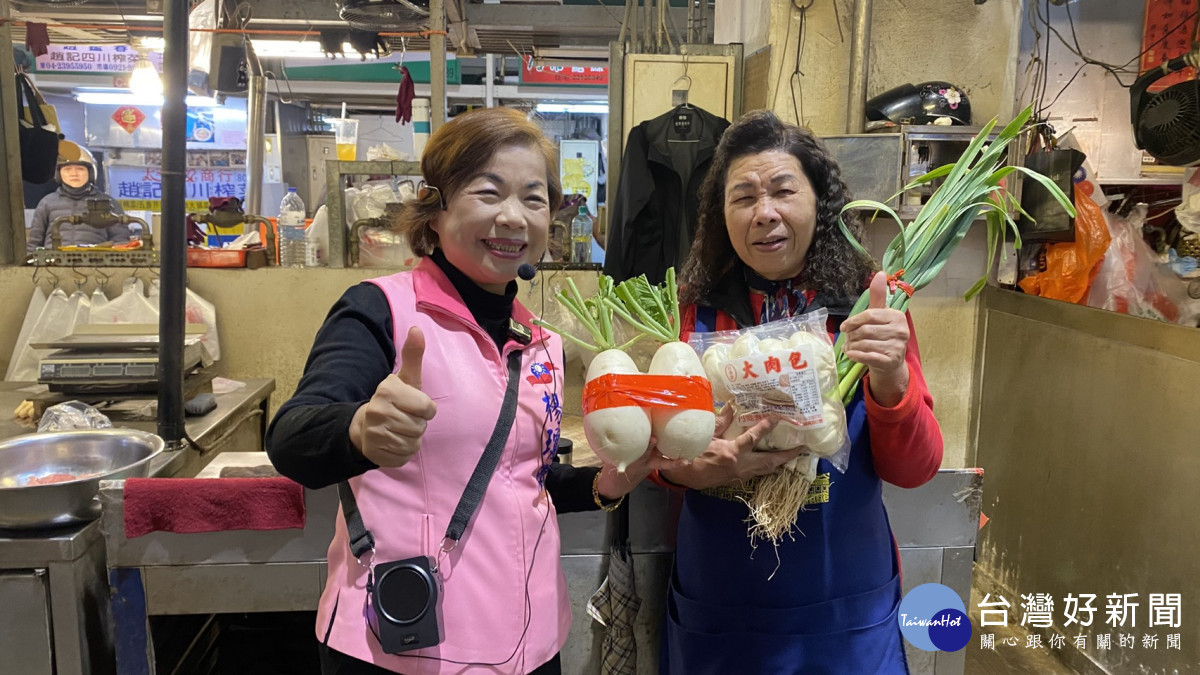 攤商致贈菜頭、青蒜與包子，象徵「好彩頭」、「包中」與「當選」。