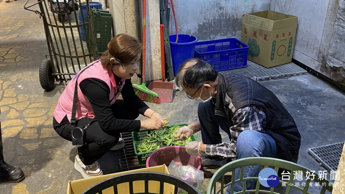 楊瓊瓔幫忙攤商一起撕荷蘭豆，動作相當熟練。