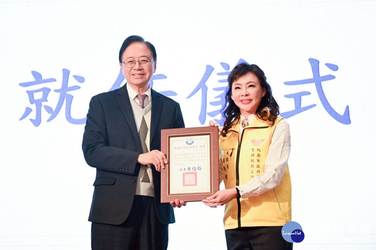 張市長頒發新任大隊長聘書。