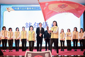 張市長頒授旗幟予新任大隊長周矢綾。