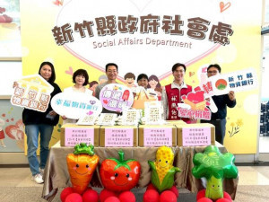 竹縣議員林禹佑(右二)攜手企業捐贈1000斤百米給新竹縣社會處。