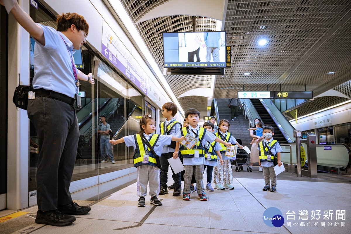 桃園捷運「小鶇鶇站長體驗營」受到熱烈迴響,115年寒假新增1場次,1/26中午12點起開放網路報名。<br />