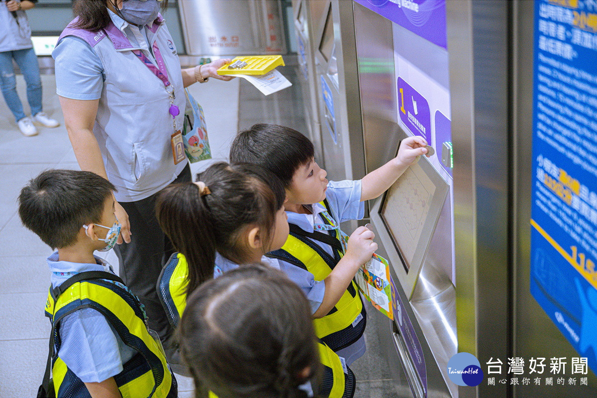 桃園捷運「小鶇鶇站長體驗營」受到熱烈迴響,115年寒假新增1場次,1/26中午12點起開放網路報名。<br />