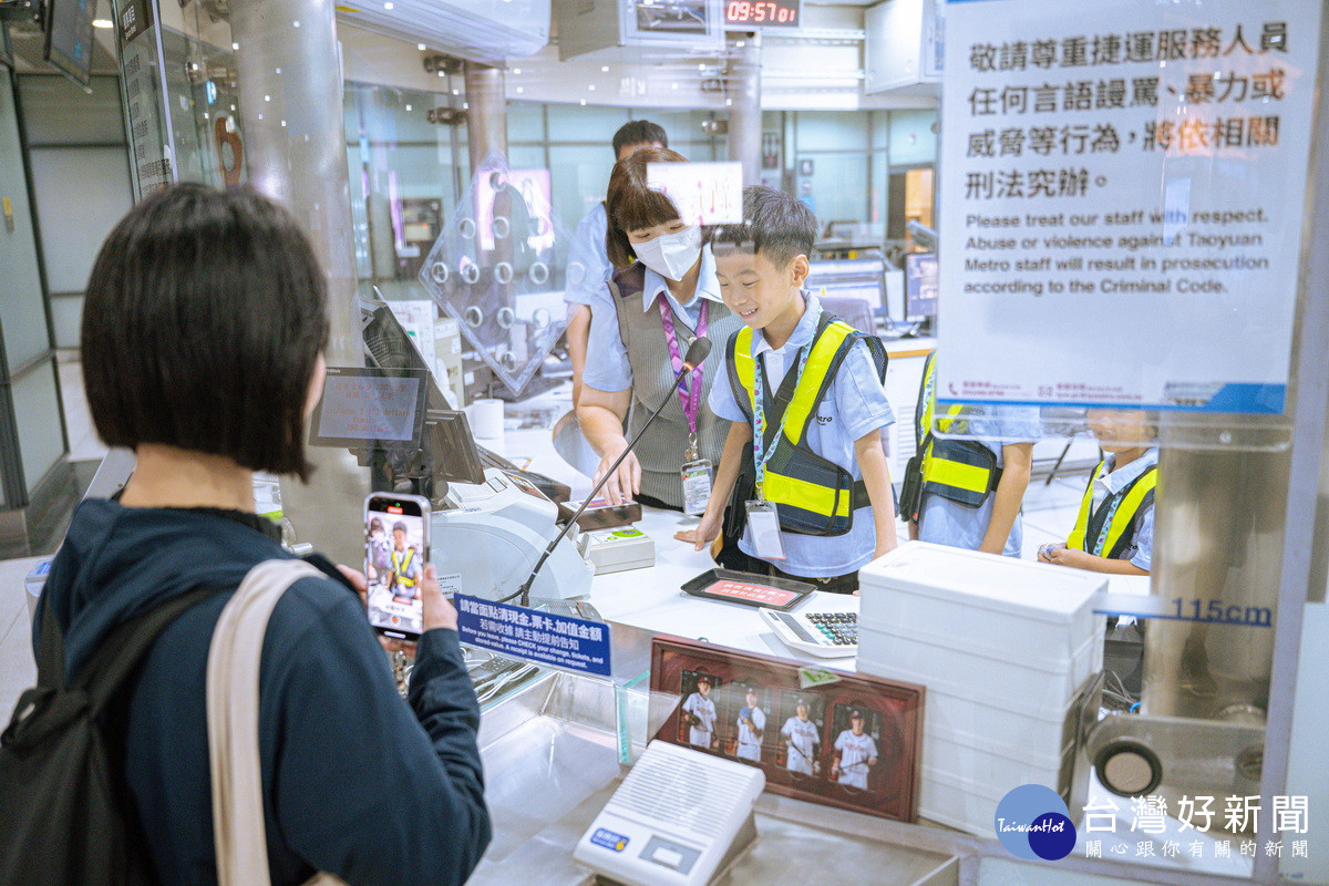 桃園捷運「小鶇鶇站長體驗營」受到熱烈迴響,115年寒假新增1場次,1/26中午12點起開放網路報名。<br />