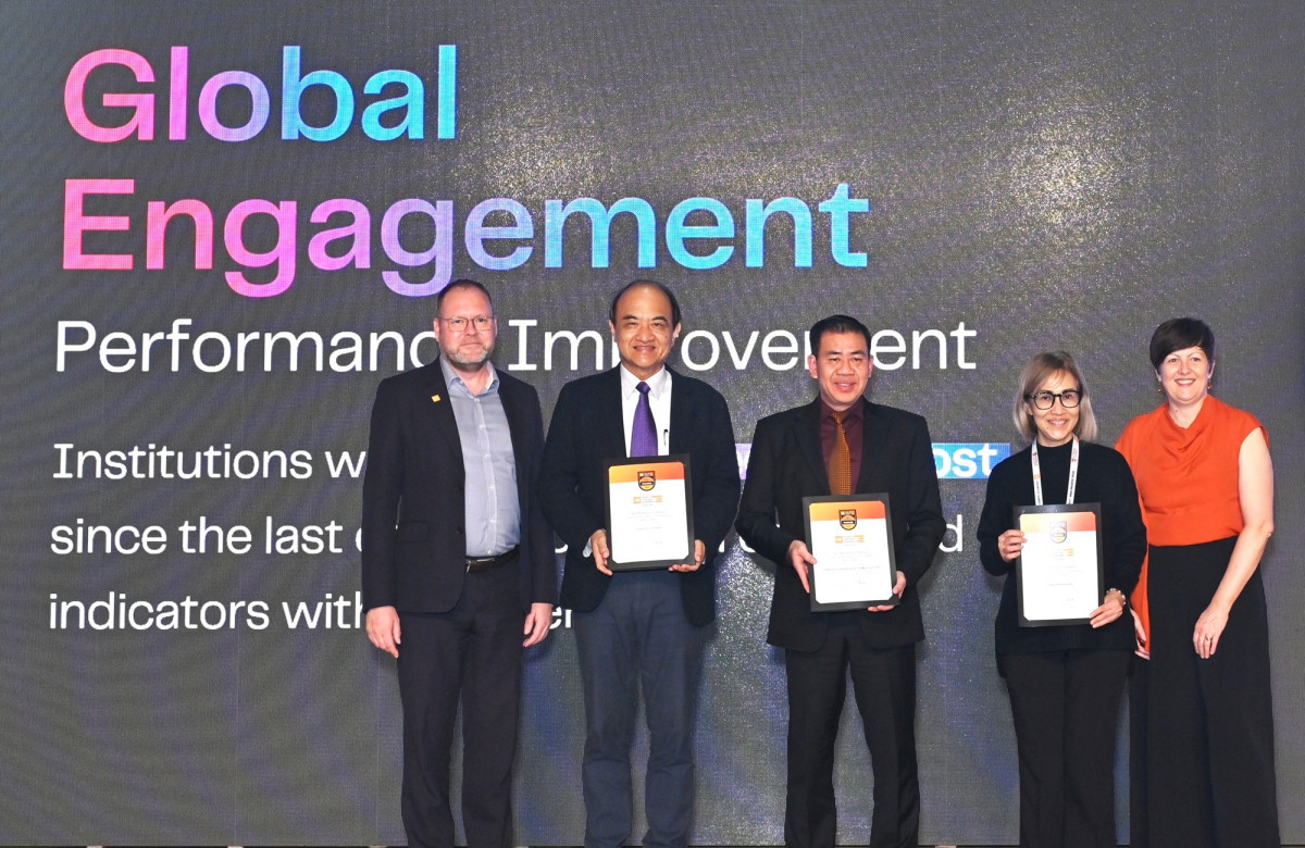 元智大學榮獲 QS「國際化績效提升獎」,徐澤志副校長(左二)代表出席領獎