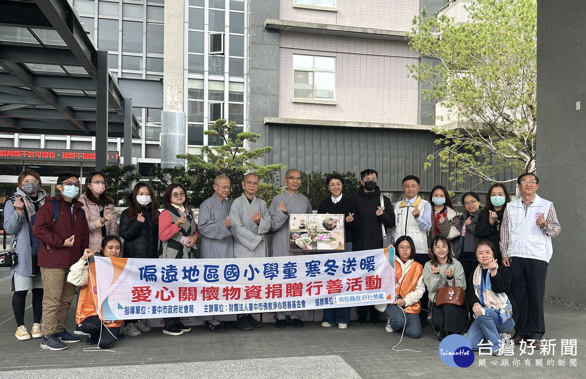 許縣長與居家長照機構代表接受食物箱。（記者扶小萍攝）