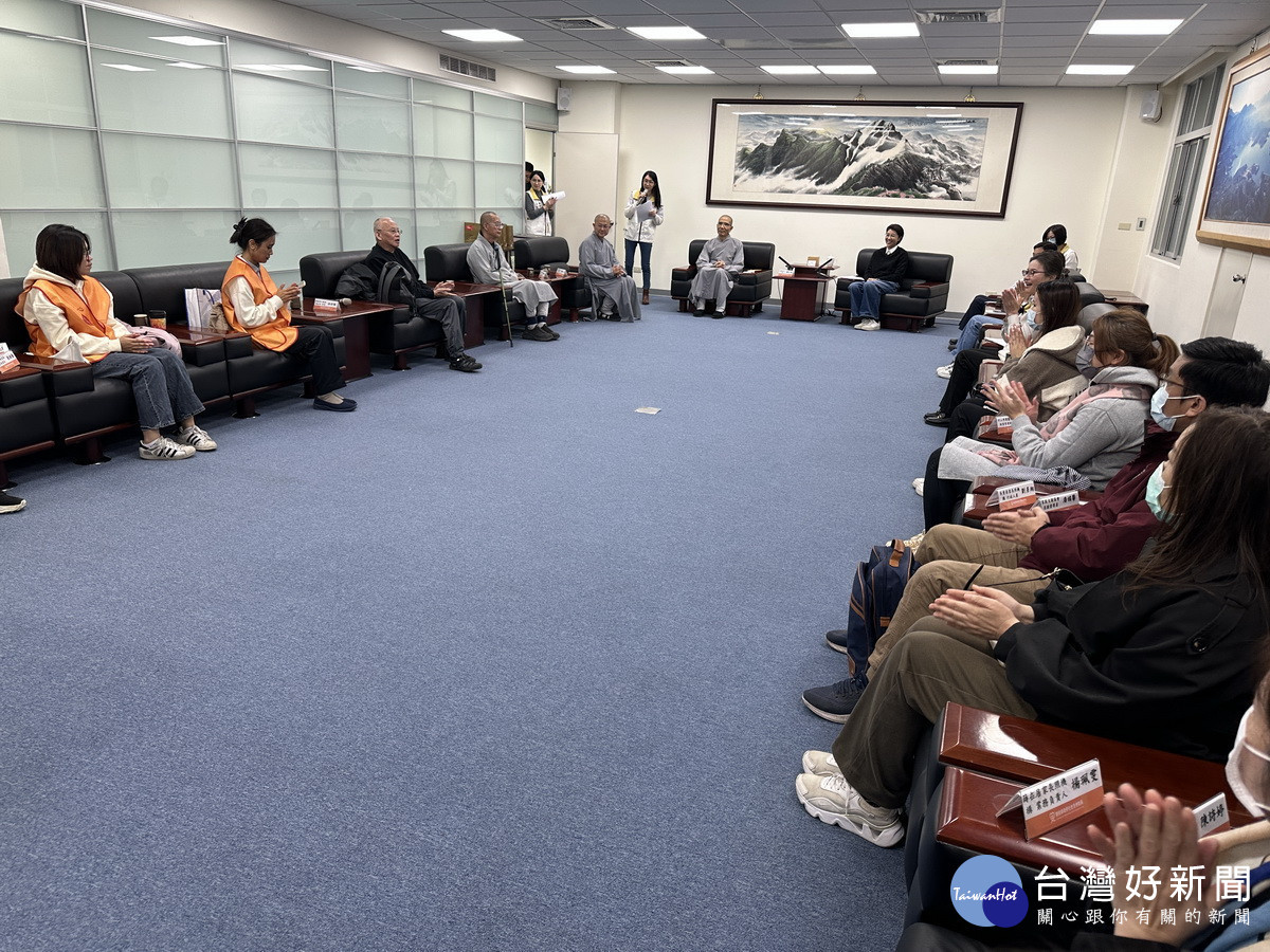 釋自興等一行拜會許縣長。（記者扶小萍攝）