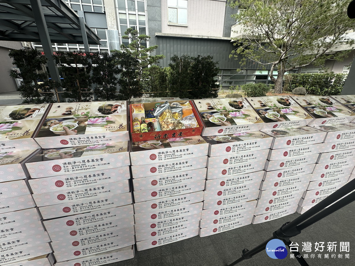 靈巖山寺捐320份食物箱，隨即由長照單位轉發。（記者扶小萍攝）