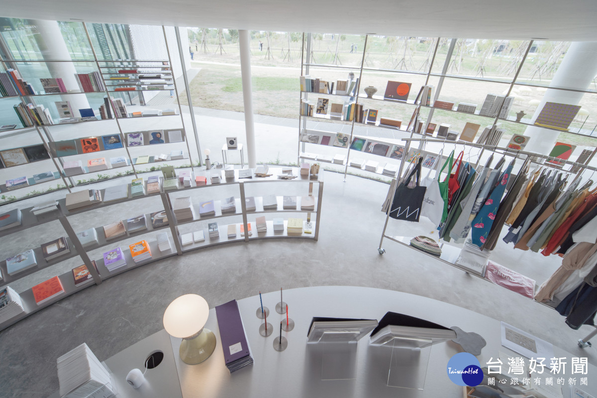 朋丁透過主題選書、出版品展示,呈現特定的藝術主題氛圍。攝影師:林佑任