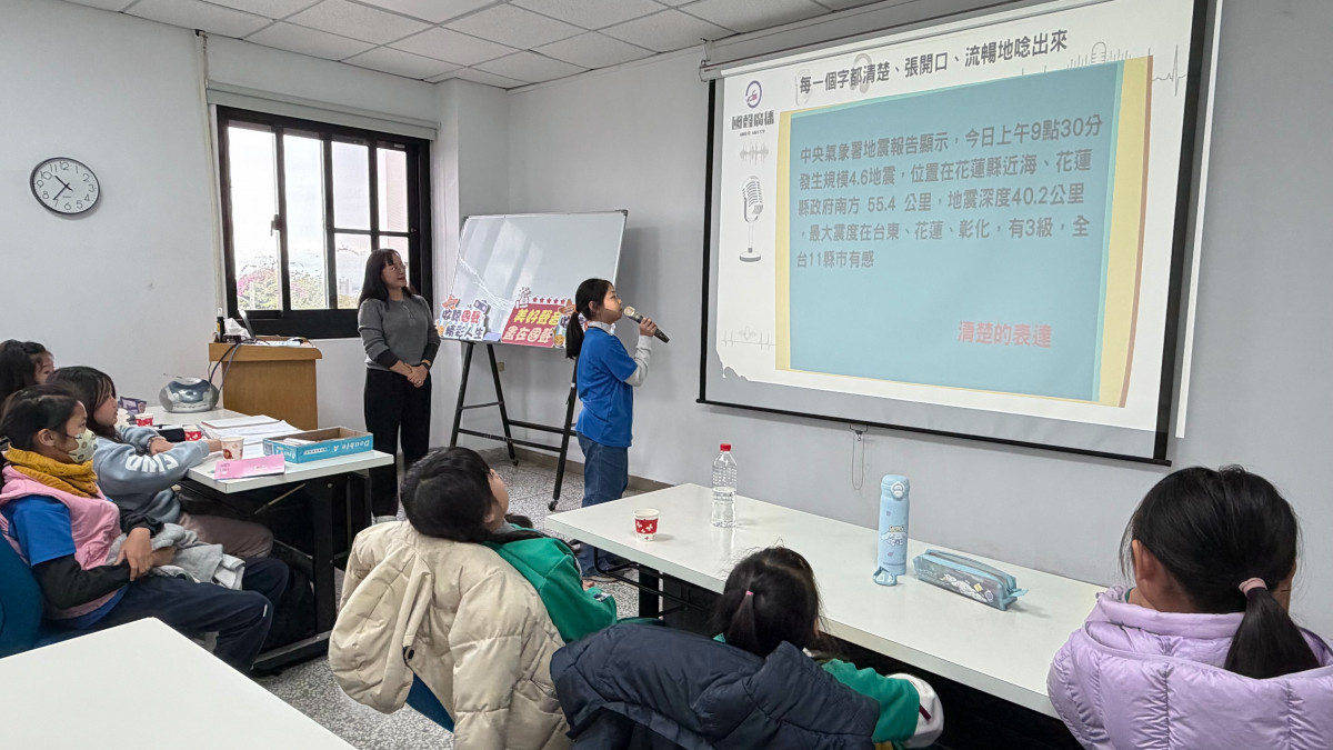 在專業廣播人的指導下,學生進行口語發聲技巧的練習。不僅是學習字正腔圓,更重要的是學習如何運用語調的高低、快慢與強弱來傳達情感。