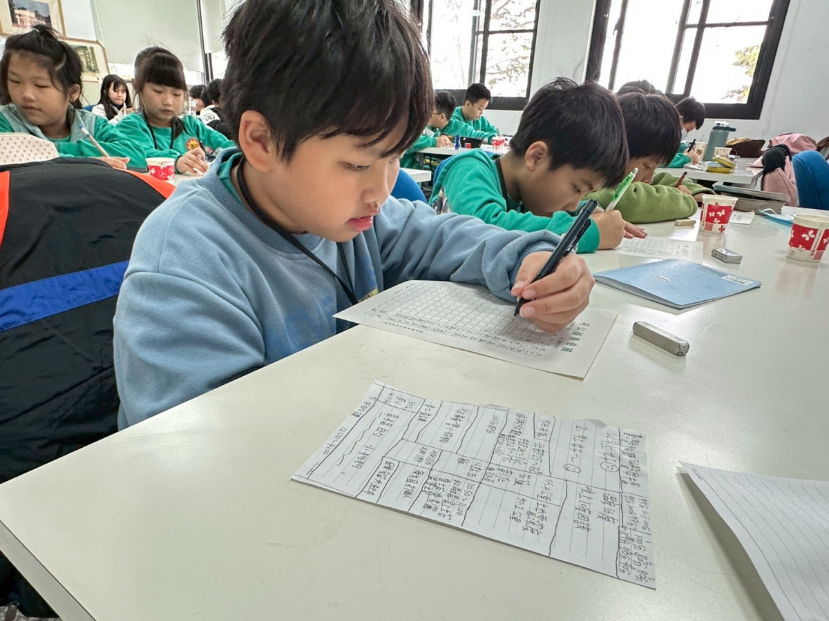 結合學校既有的閱讀教育與三好校園品格課程。學生化身為小小記者,將關注的公眾議題或校園故事,轉化為廣播稿。