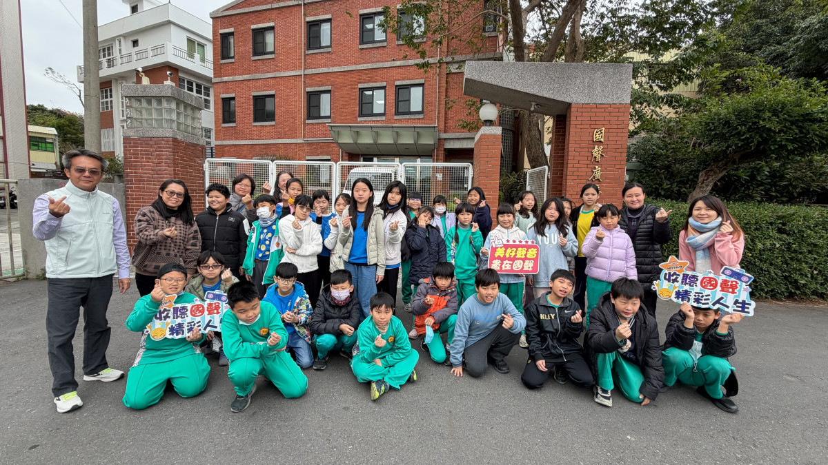 卓鴻賓校長帶領學生走出校園,首度踏入歷史悠久的彰化國聲電台。透過實地參訪,學生不再只是聽眾,而是親眼見證廣播節目的生產基地。