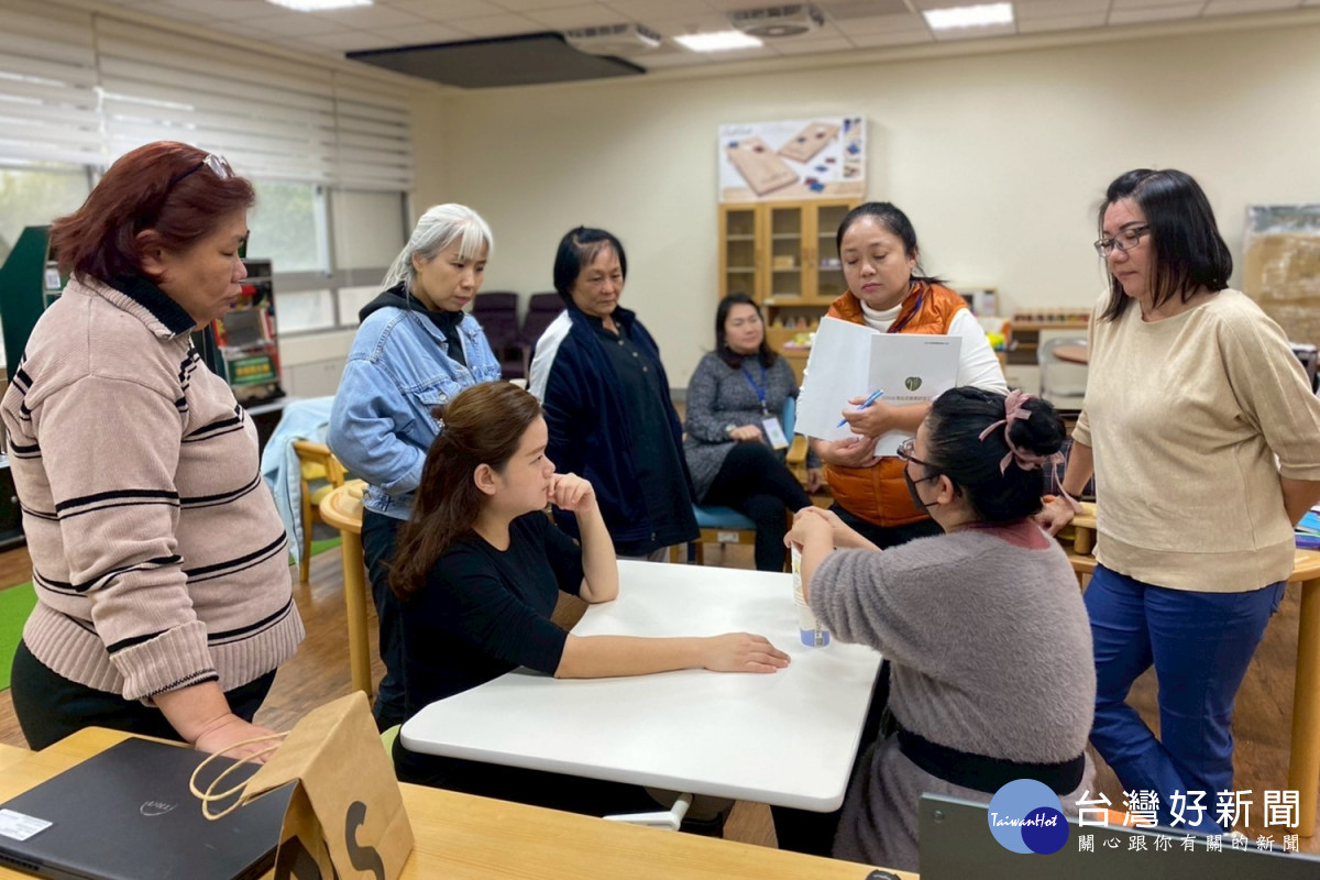 馬來西亞長照參訪團成員認真觀摩。(弘光科大提供)