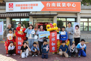 博愛國小醒獅團精神抖擻前來助陣，為求職者注入好運與信心。