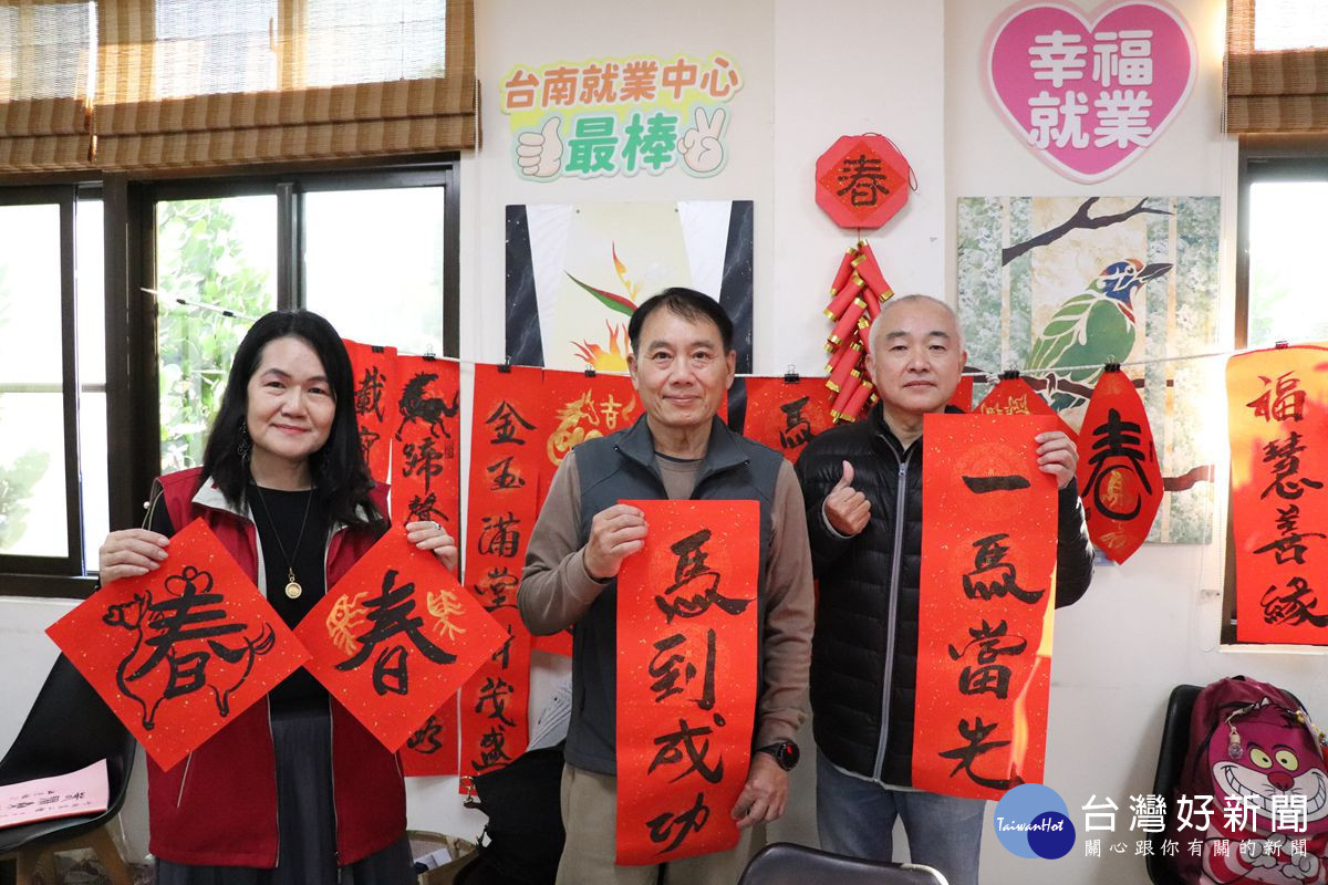 書法老師吳福山以輕鬆幽默的方式,分享書法結合節慶創意並現場揮毫祝福求職人,一馬當先馬到成功。