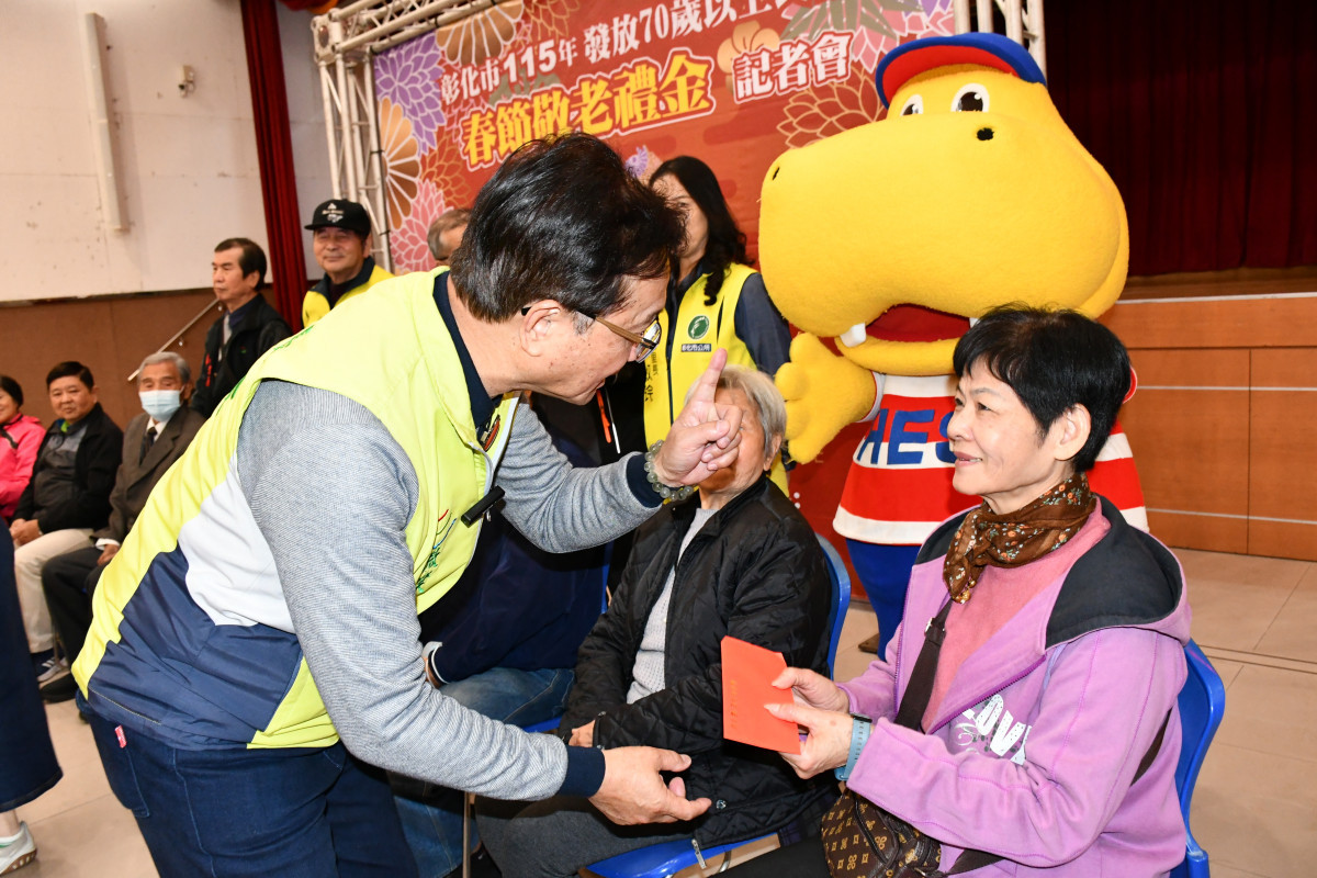 林世賢市長在春節敬老禮金發放記者會上發紅包給長者。圖/彰化市公所提供