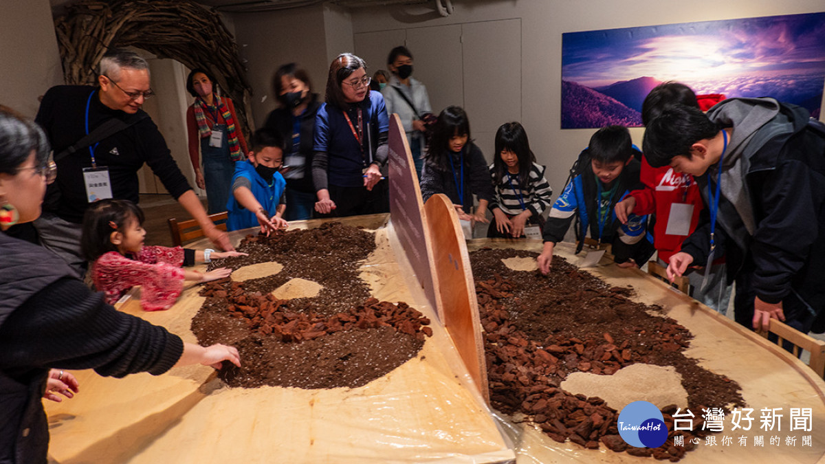 「大地創造所」展區,透過泥土與自然素材的捏塑,貴賓與孩子都玩得很開心