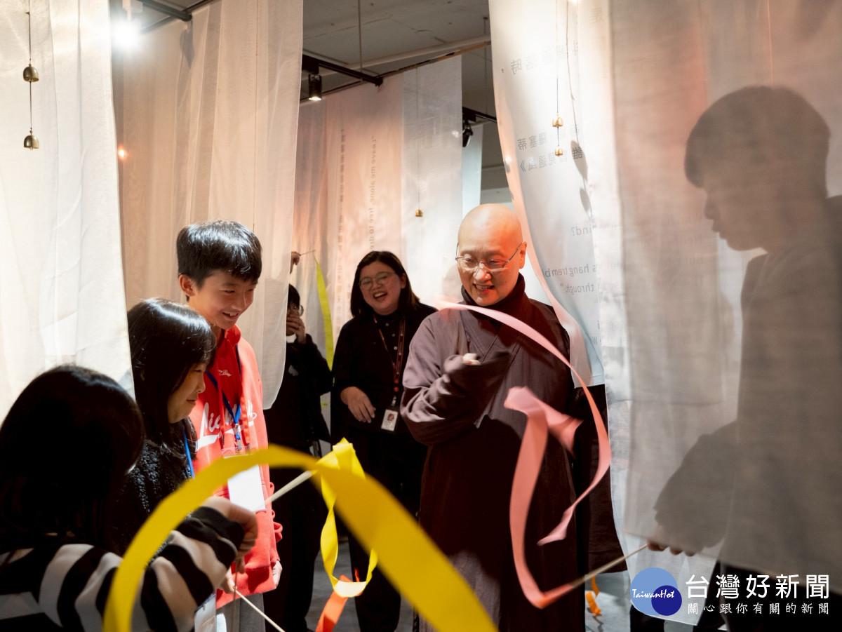 利用手持色版與透色片,體悟到觀看世界的方式取決於內心的光