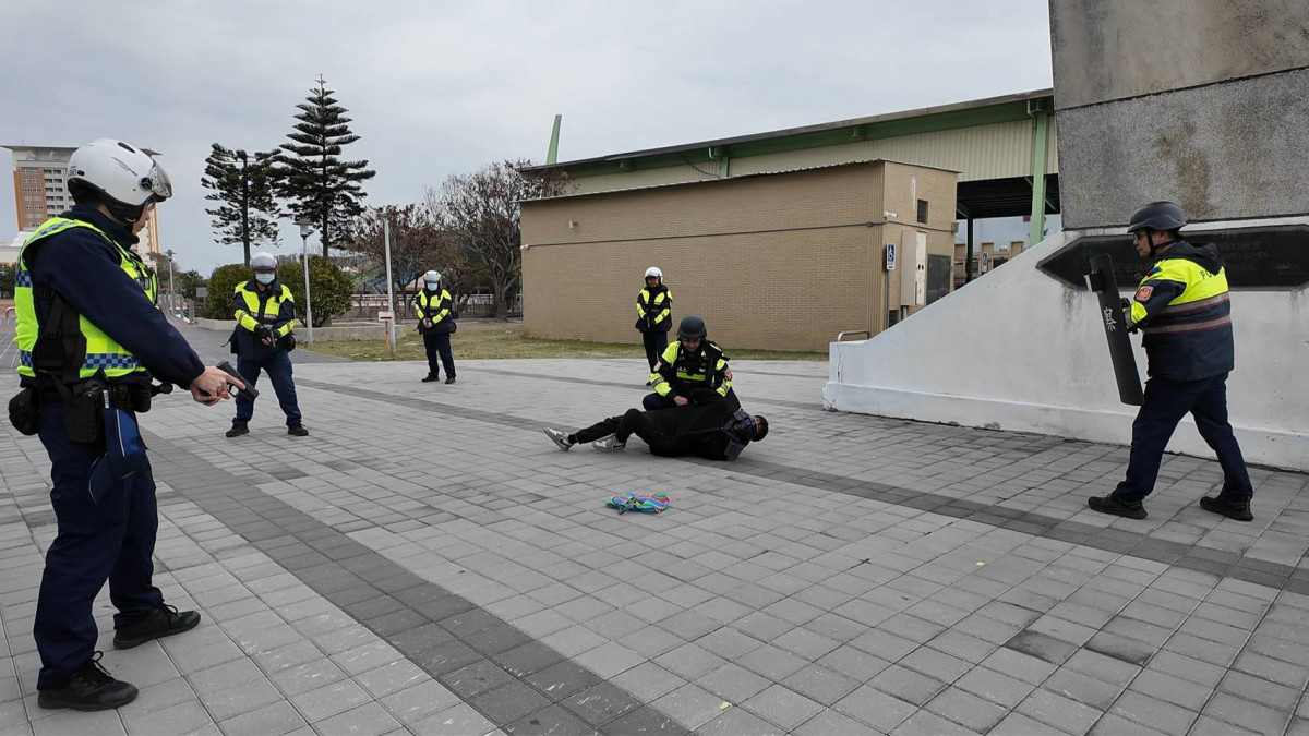 鹿港「馬首歹徒」突襲農會,警方春節前實戰防搶演練吸睛登場。圖/彰化縣警局提供