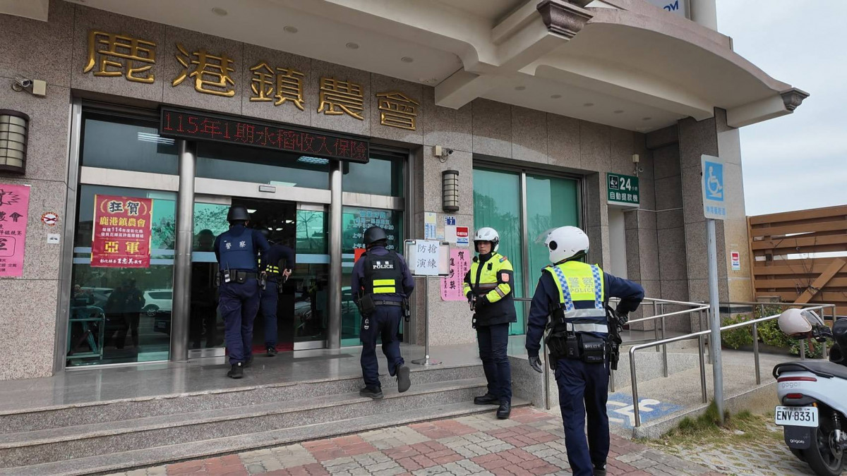 鹿港「馬首歹徒」突襲農會,警方春節前實戰防搶演練吸睛登場。圖/彰化縣警局提供