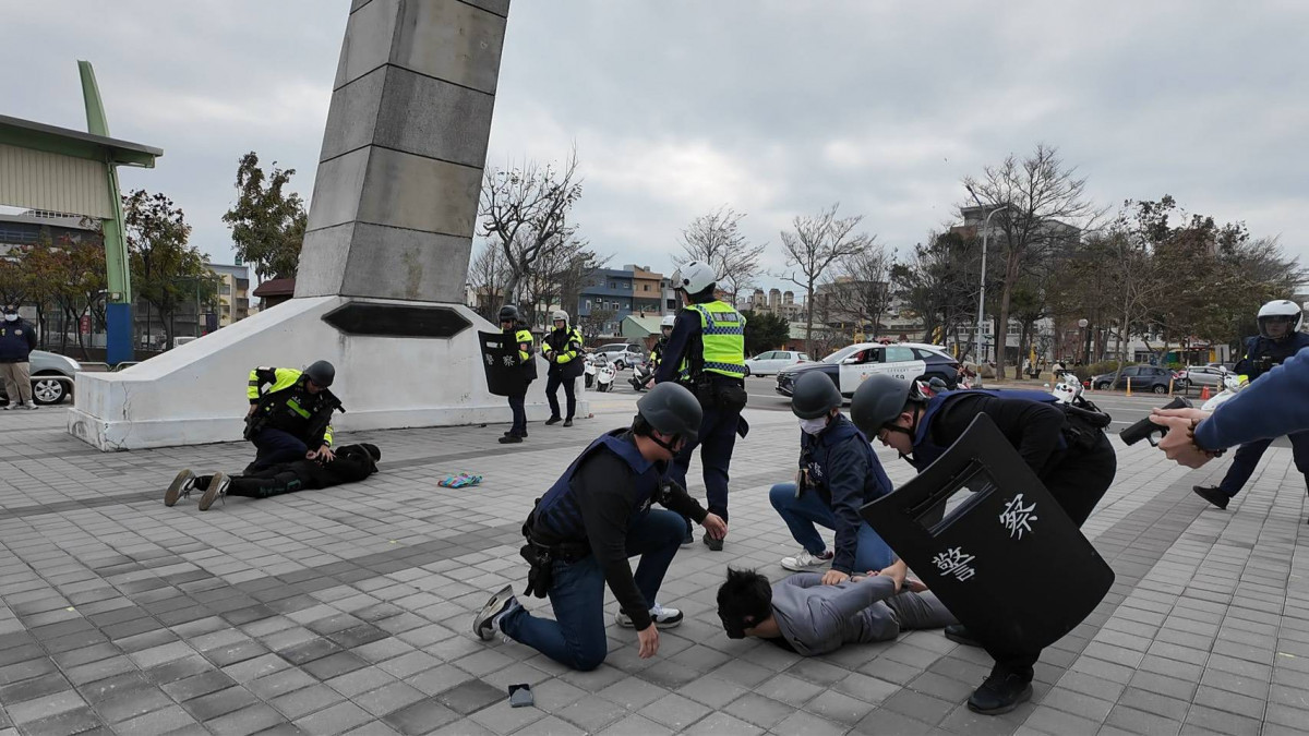 鹿港「馬首歹徒」突襲農會,警方春節前實戰防搶演練吸睛登場。圖/彰化縣警局提供