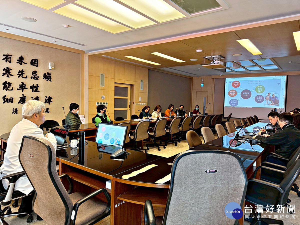 北榮桃園分院健康台灣深耕計畫遠距照護中心召開115年第一次榮家聯繫會議,邀集臺北、板橋、桃園及八德等四所榮家保健組組長與會,共同推動合作。(左1:副院長楊斯年)