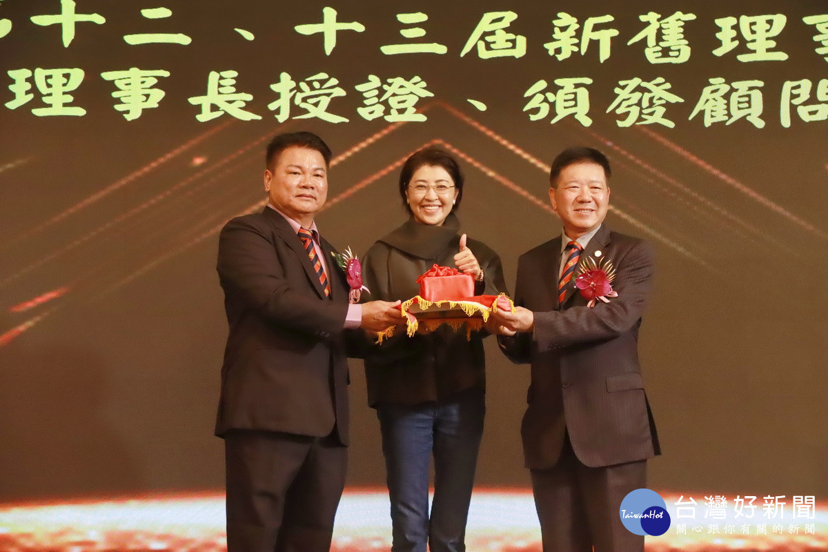 許縣長為卸新任理事長監交印信。（記者扶小萍攝）
