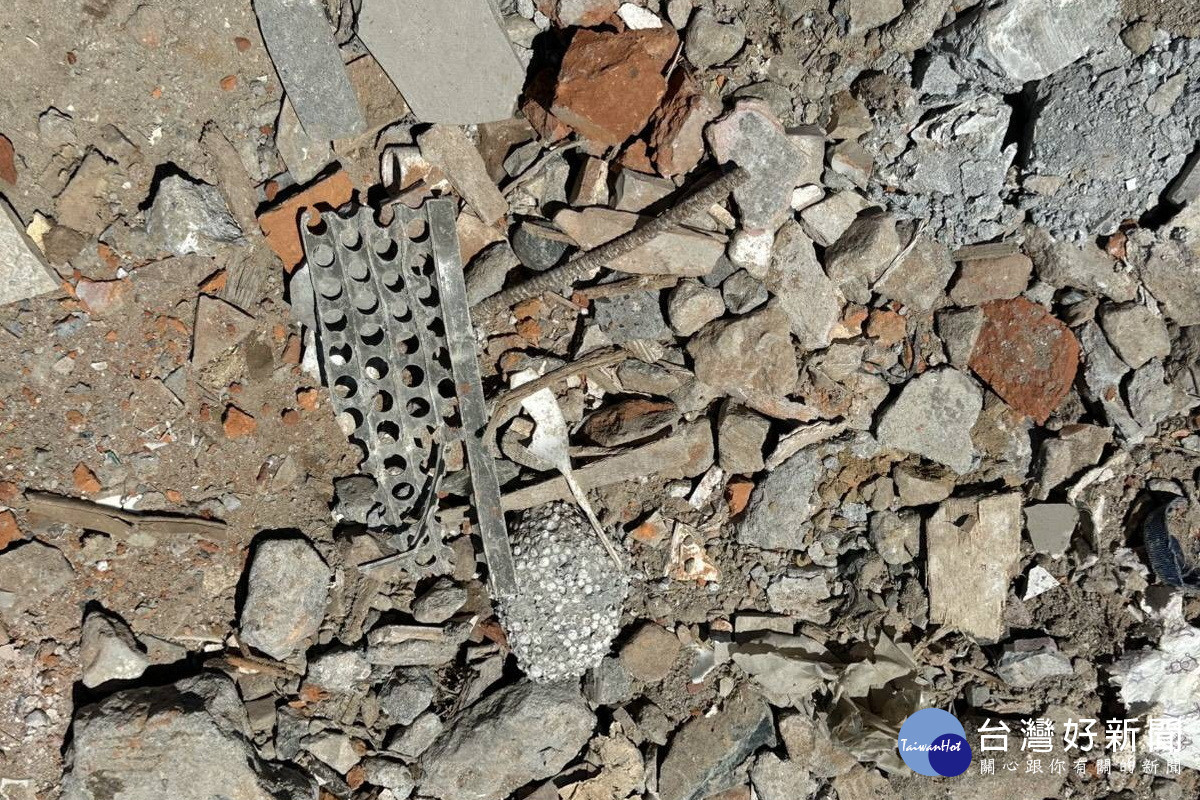 該廠原料堆置區中混雜塑膠、鋼筋、木材等雜質，不符合其核准之原料「允收標準」。