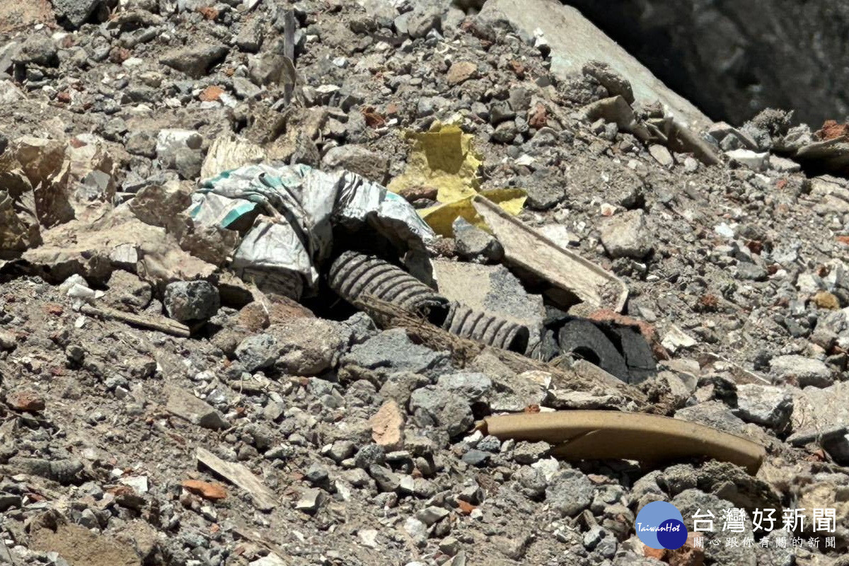 該廠原料堆置區中混雜塑膠、鋼筋、木材等雜質，不符合其核准之原料「允收標準」。