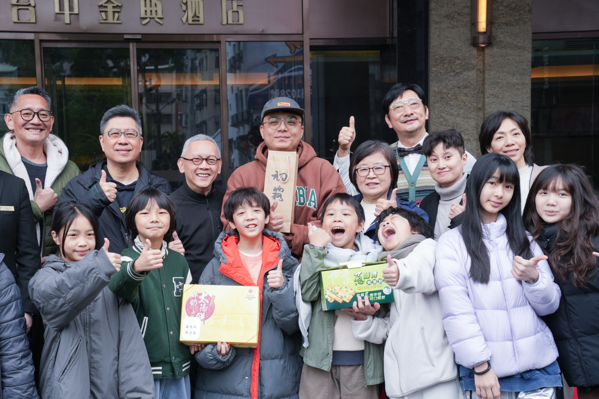 市府致贈霧峰農會初霧吟釀、大安蔥餅及太陽餅作為開鏡禮品